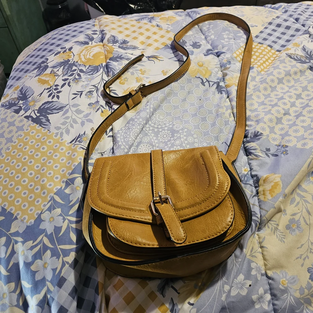 Elegant Tan Leather Crossbody Bag - Picture 1 of 9